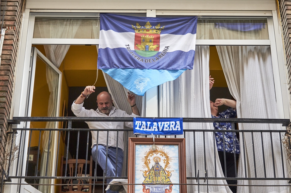 Talavera celebró el sábado de Mondas desde los balcones.  / MANU REINO