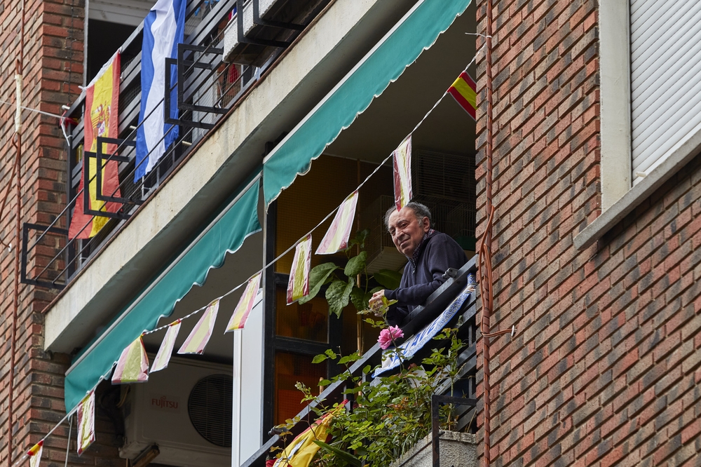 Talavera celebró el sábado de Mondas desde los balcones.  / MANU REINO