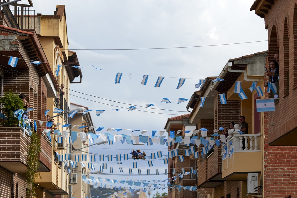 Talavera celebró el sábado de Mondas desde los balcones.  / MANU REINO