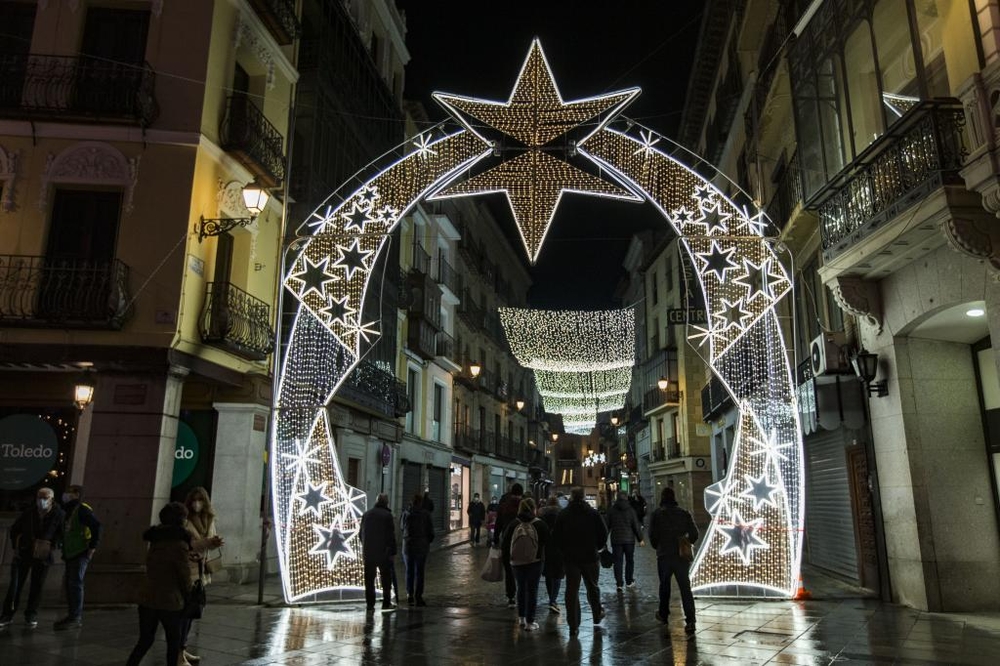 Toledo enciende la Navidad de la esperanza.  / DAVID PÉREZ