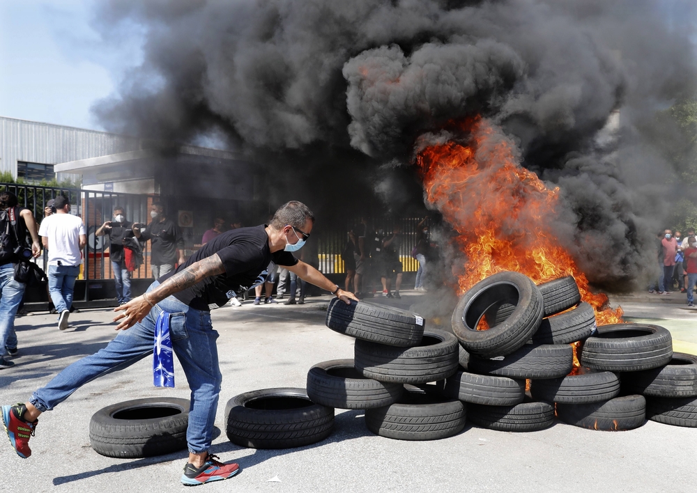 Los trabajadores de Nissan se concentran en Zona Franca y queman neumáticos  / ANDREU DALMAU