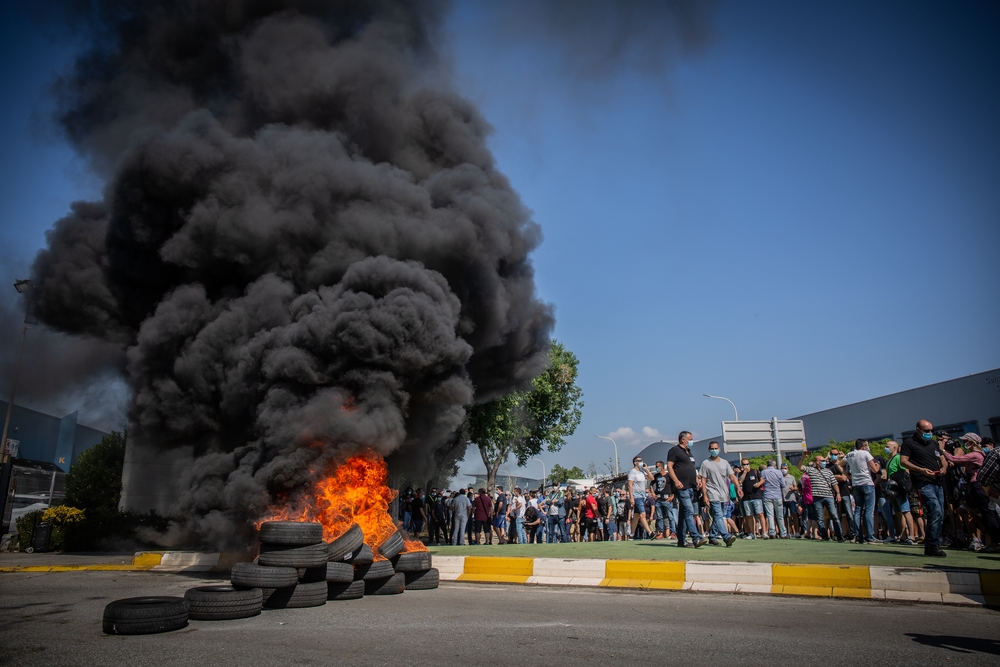 Trabajadores de la planta de producción de Nissan en Barcelona queman neumáticos en el exterior de la fábrica en la Zona Franca  / DAVID ZORRAKINO   EUROPA PRESS