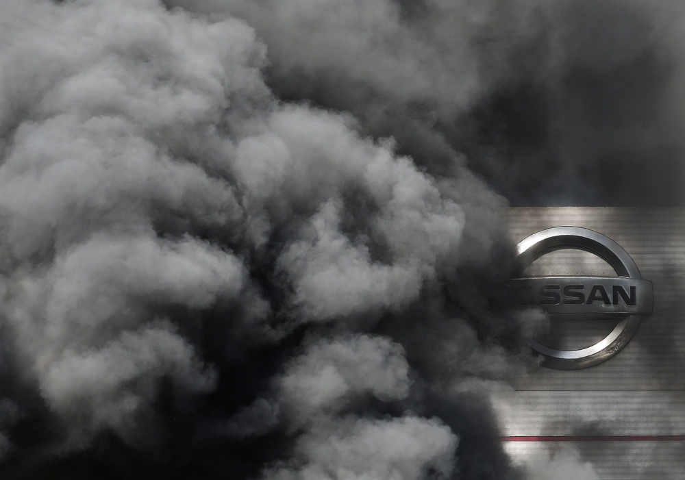 Los trabajadores de Nissan se concentran en Zona Franca y queman neumáticos  / ANDREU DALMAU
