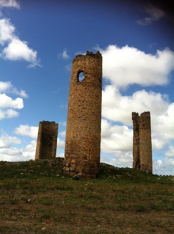 Torreones del castillo del despoblado de Corralnuevo