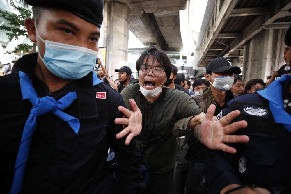 Protesters defy state of emergency decree in Bangkok  / DIEGO AZUBEL