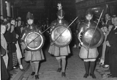 Los guerreros armados ya salían en procesión en tiempos de Galdós.