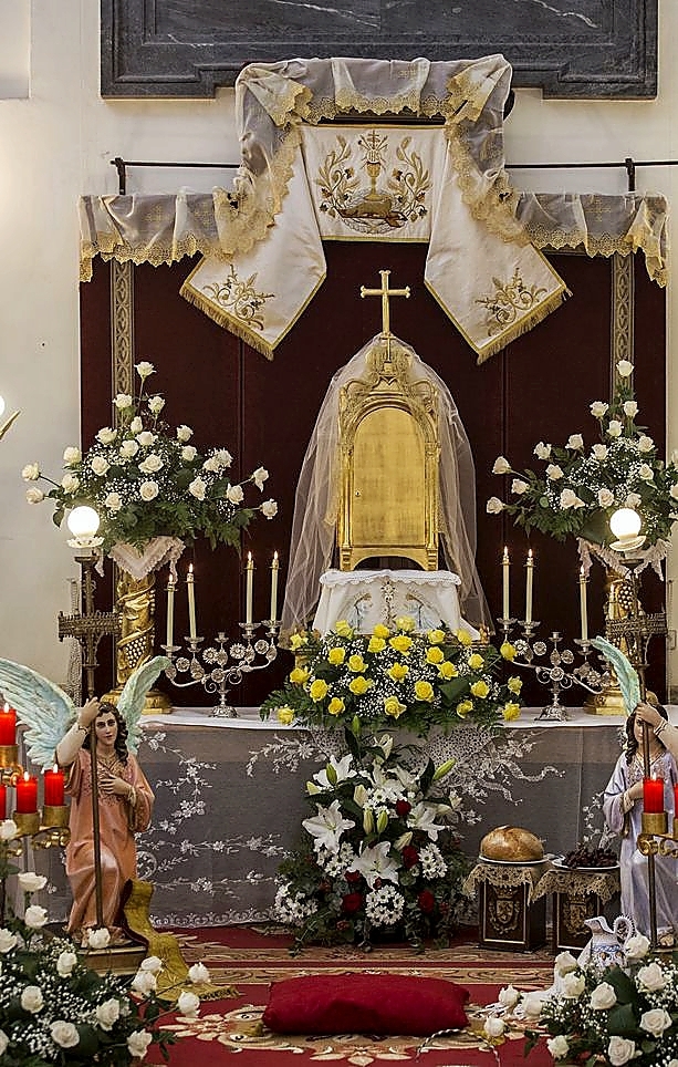 La costumbre de visitar los conventos el Jueves Santo para velar al Santísimo se mantiene.