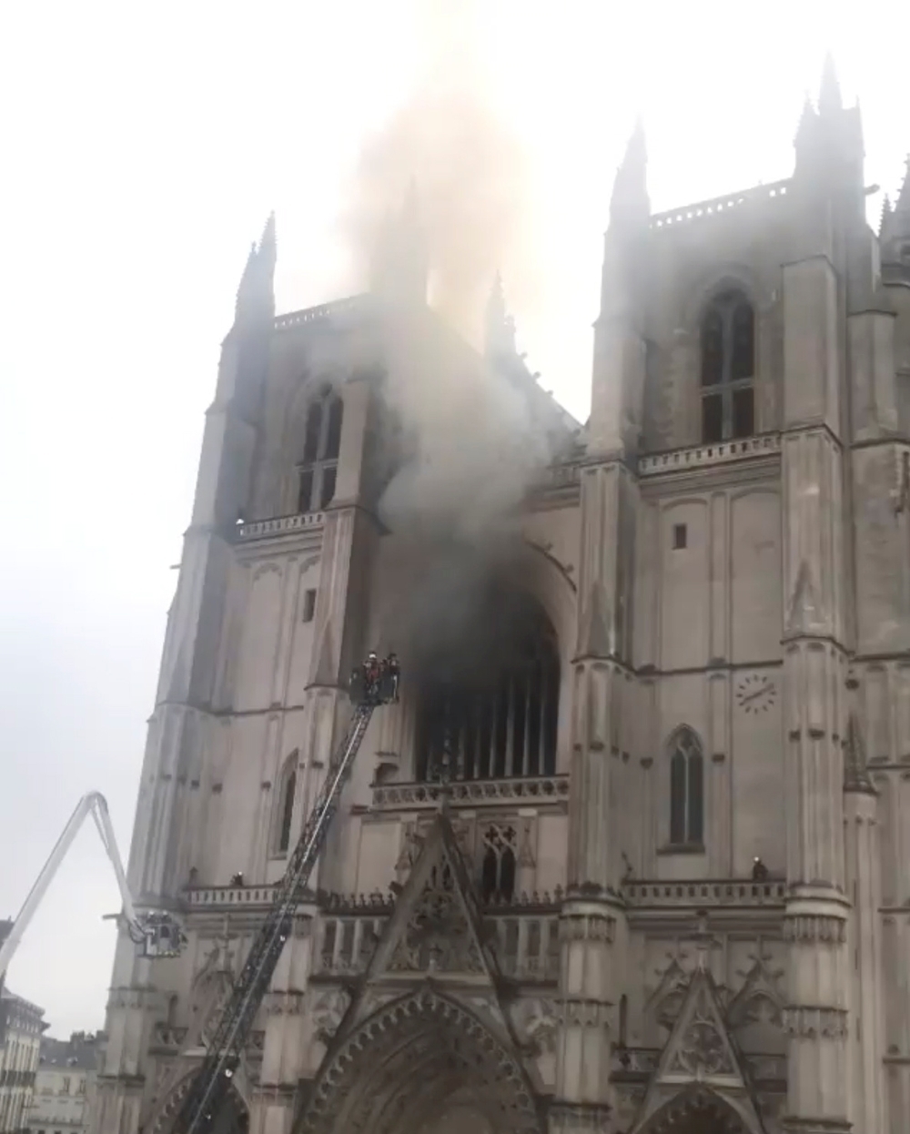 Declarado un incendio en el interior de la catedral de Nantes