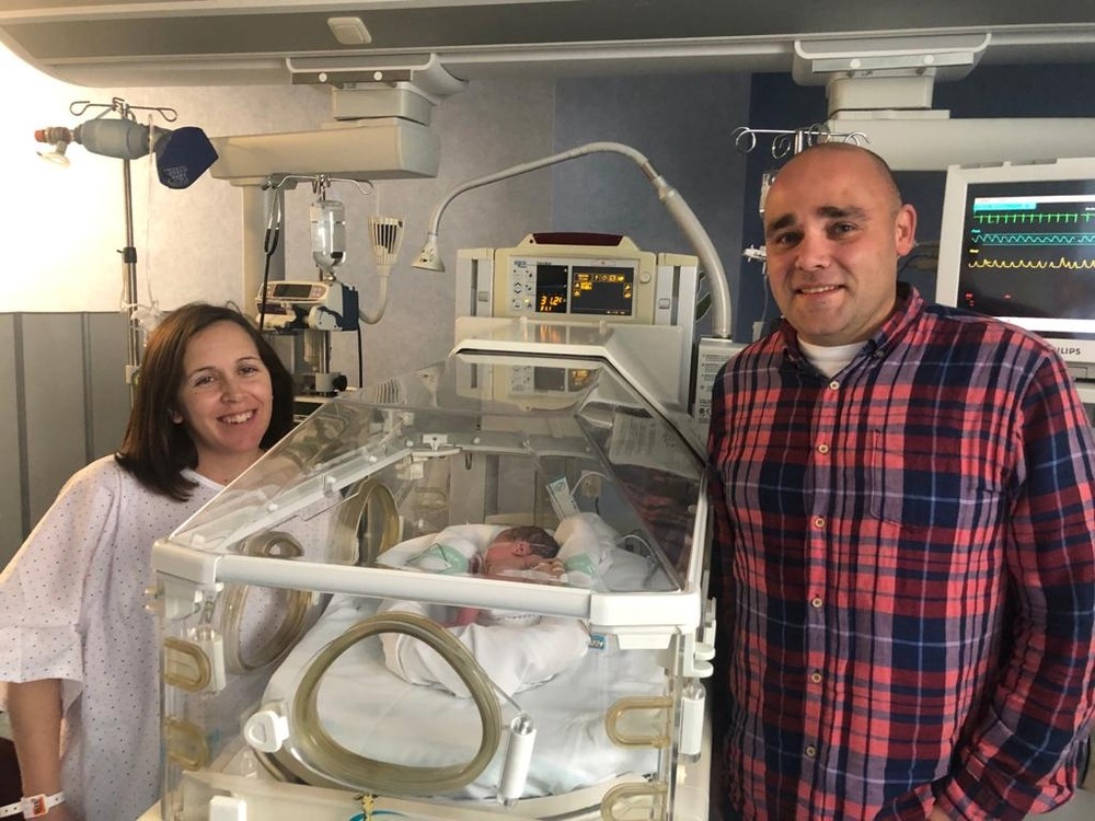 Los padres de Gonzalo, el primer bebé de 2020 en la región, son de Camuñas. 