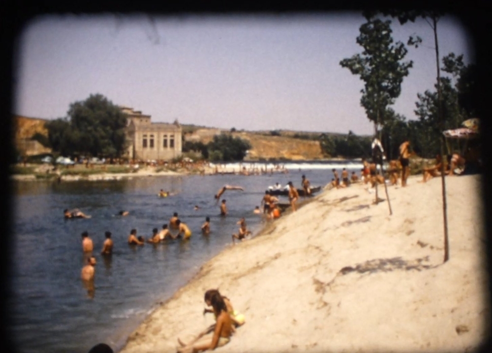Fotograma de un vídeo publicado por Toledo Olviadado en el que se ve a gente banándose en el Tajo en 1970.
