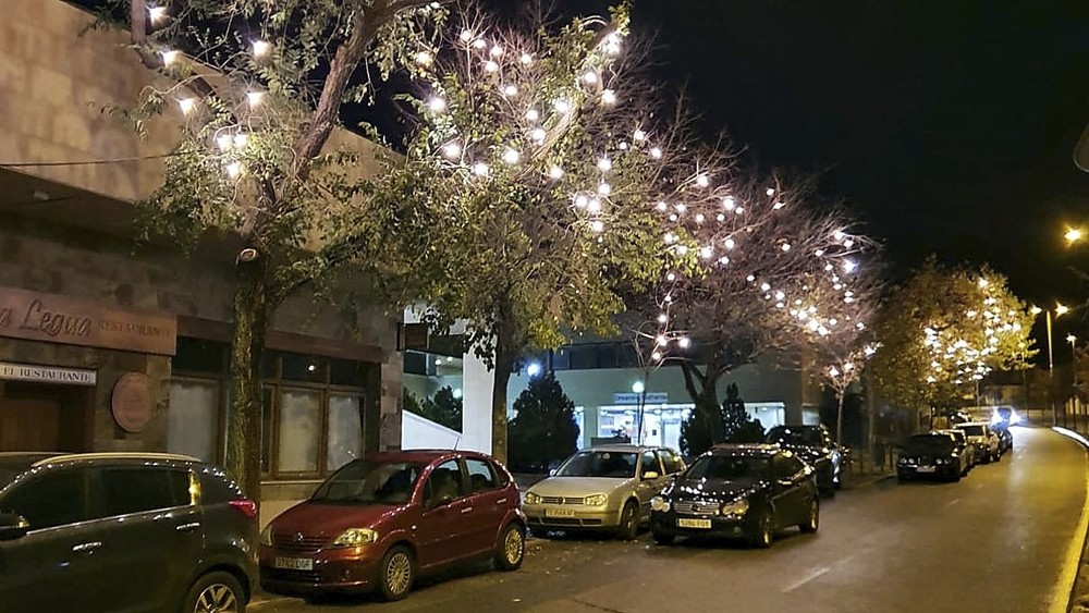 Los vecinos de La Legua se quejan de la escasa iluminación navideña del barrio.