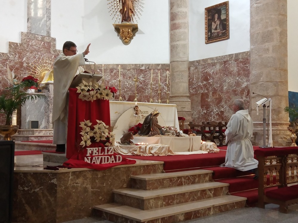 El párroco de Novés, José Anaya, da la bendición a Ignacio Morión, el pasado día 6 en la parroquia de San Pedro Apóstol.