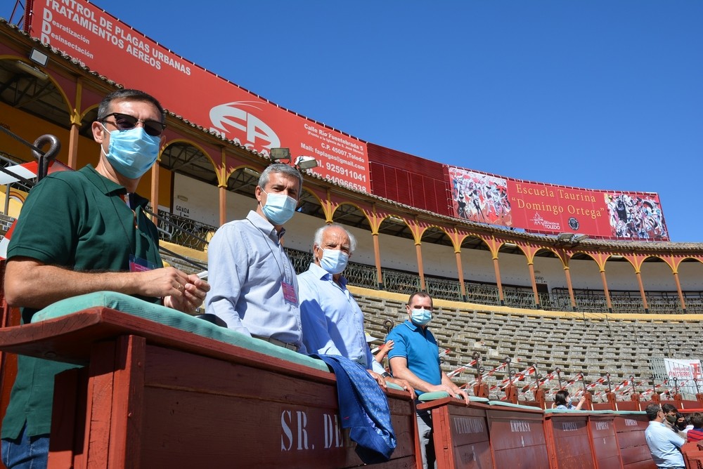 Fernando Muñoz, Alavaro Gutiérrez y Eduardo Martín-Peñato en el burladero.