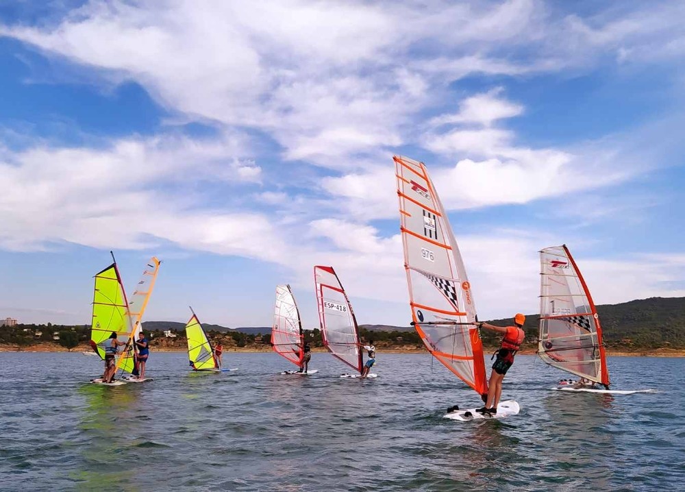 El windsurf regional se exhibe en Entrepeñas