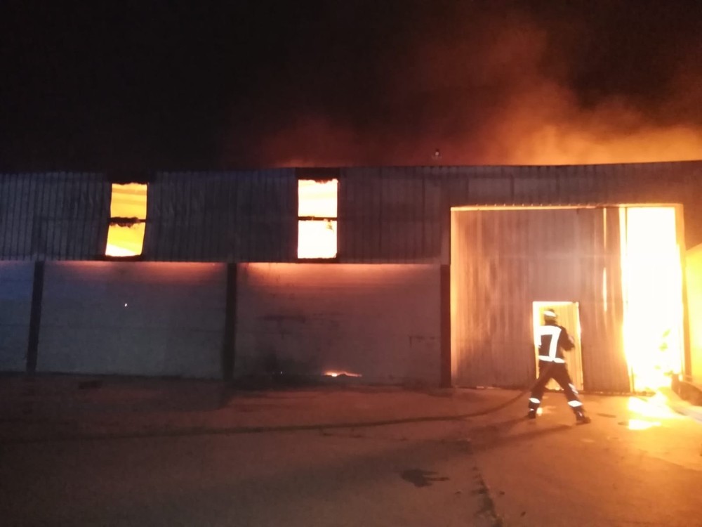 Arde una nave industrial de ropa en Santa Cruz de la Zarza