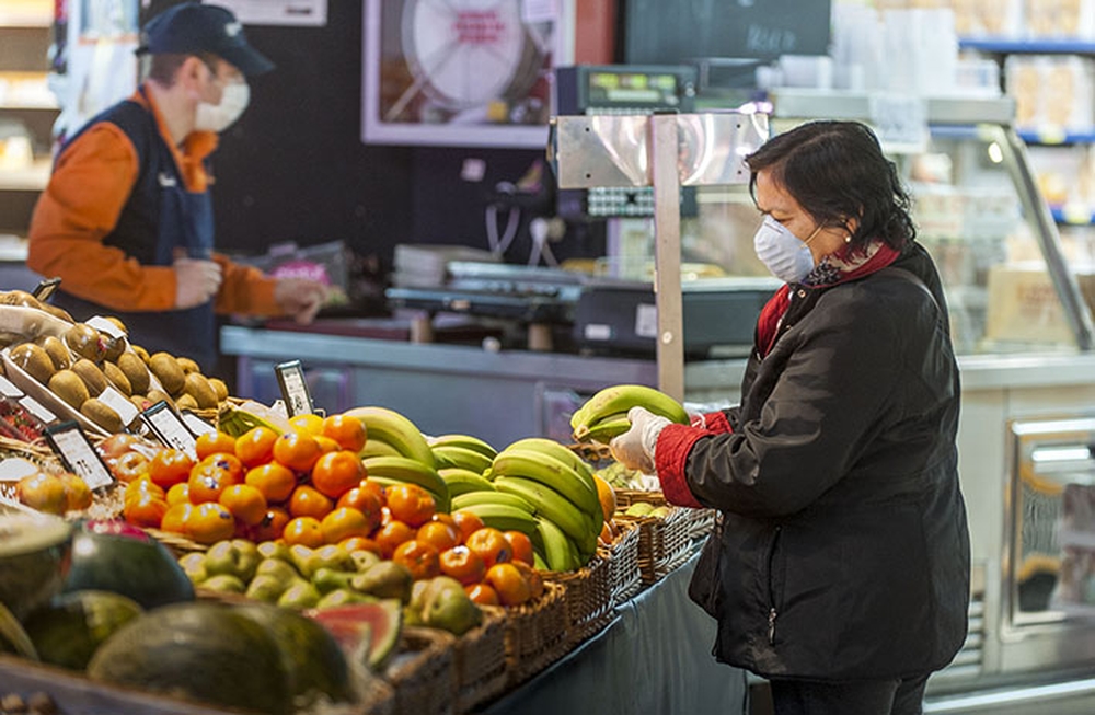  Los clientes del mercado del Casco cargan con compras más voluminosas desde el primer día del Estado de Alarma.  / YOLANDA LANCHA