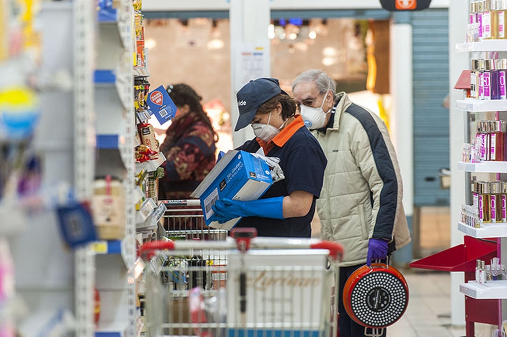  Los clientes del mercado del Casco cargan con compras más voluminosas desde el primer día del Estado de Alarma.  / YOLANDA LANCHA