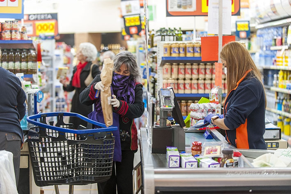  Los clientes del mercado del Casco cargan con compras más voluminosas desde el primer día del Estado de Alarma.  / YOLANDA LANCHA