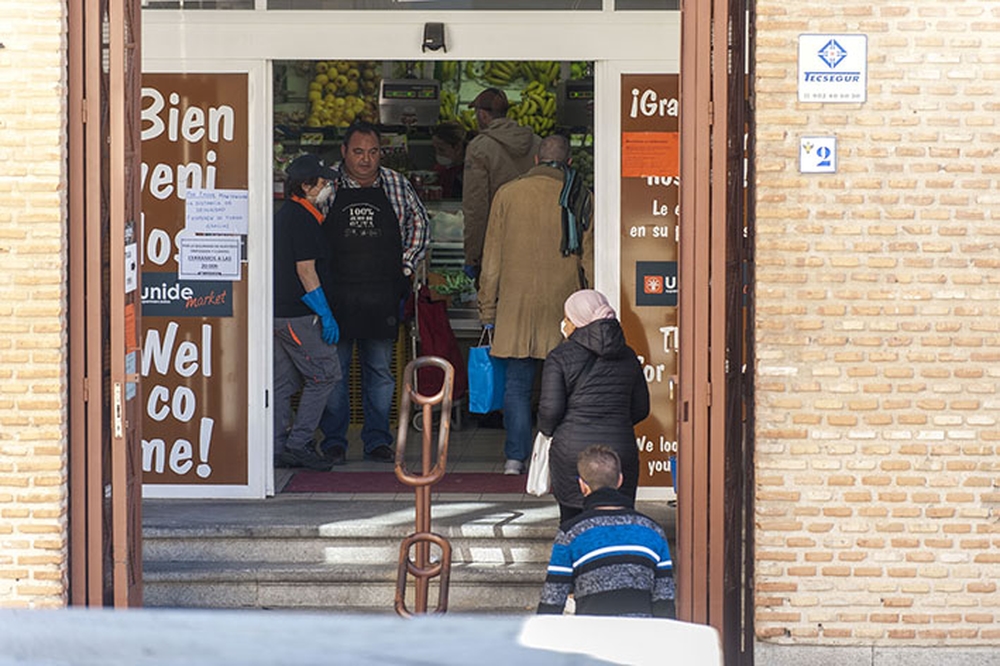  Los clientes del mercado del Casco cargan con compras más voluminosas desde el primer día del Estado de Alarma.  / YOLANDA LANCHA