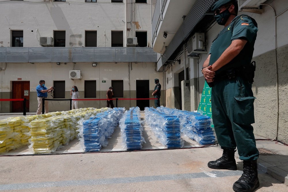 Decomisan 4 toneladas de cocaína entre folios, azúcar y piñas