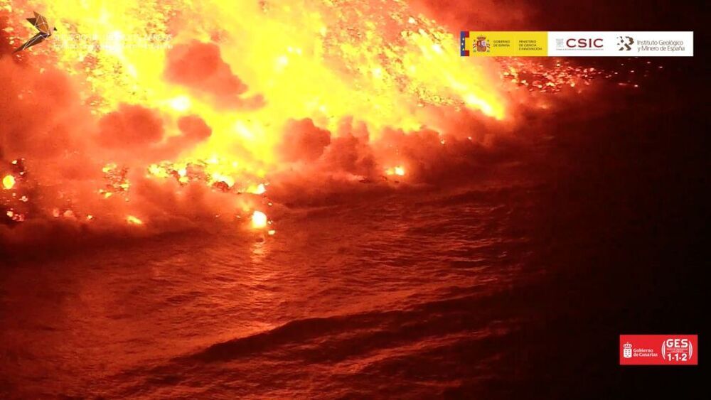 La lava crea una isla baja de más de medio kilómetro de anch