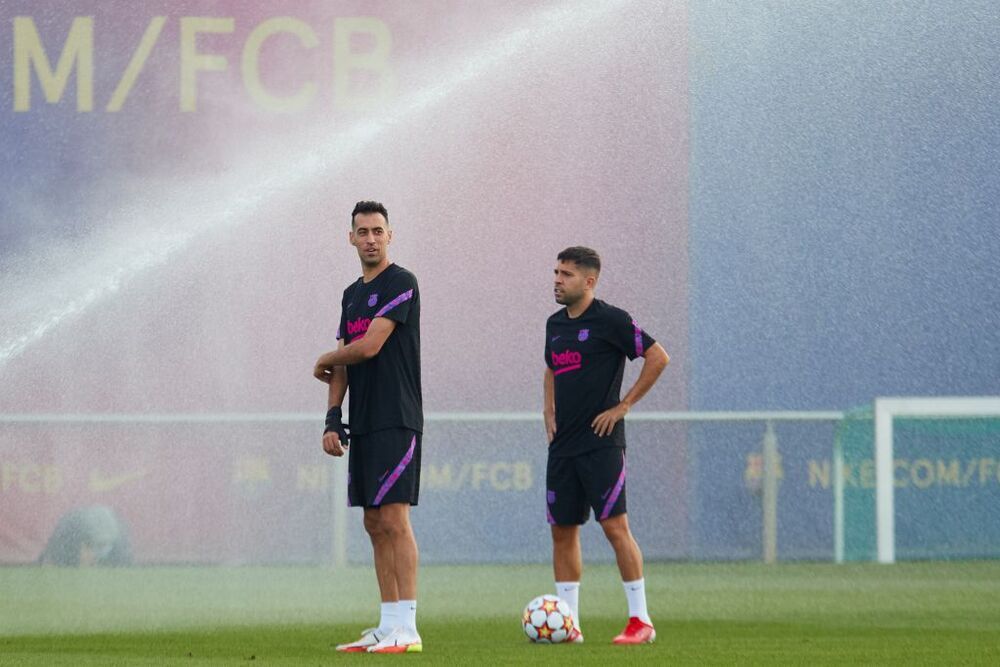 Jordi Alba junto a Sergio Busquets en el entrenamiento del Barça 
