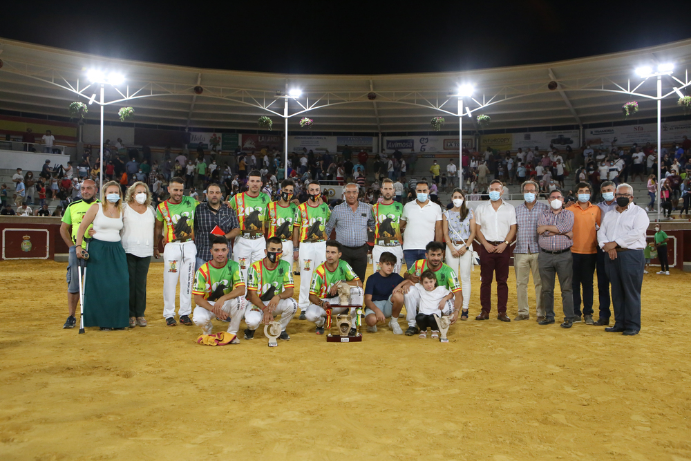 Foto de familia con los premiados en el concurso de recortes celebrado en Villaseca