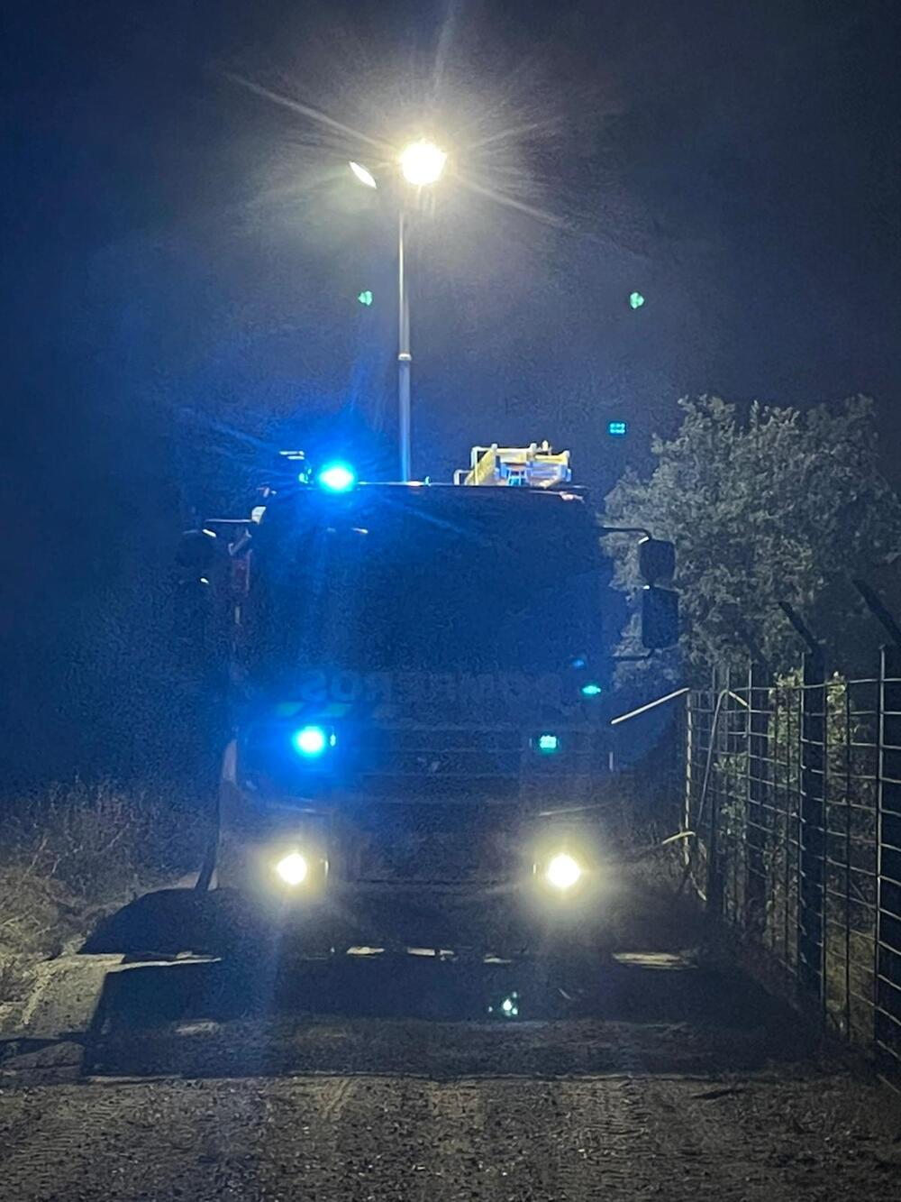 Los bomberos sofocan un incendio forestal cerca del hospital