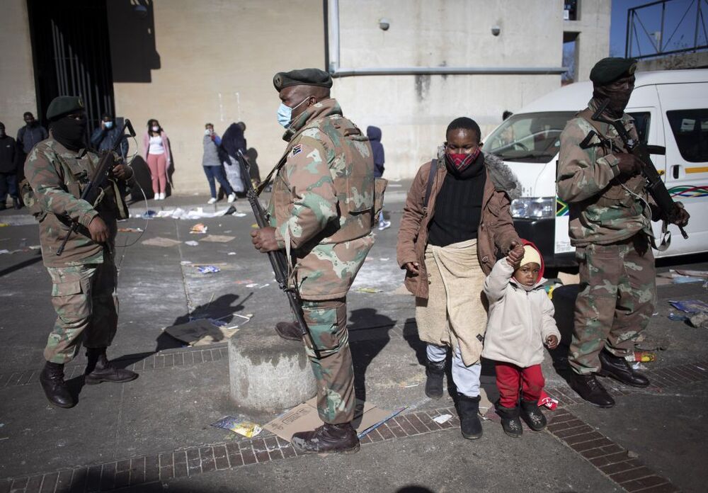 Violence and looting in South Africa after sentencing of former president Zuma  / KIM LUDBROOK