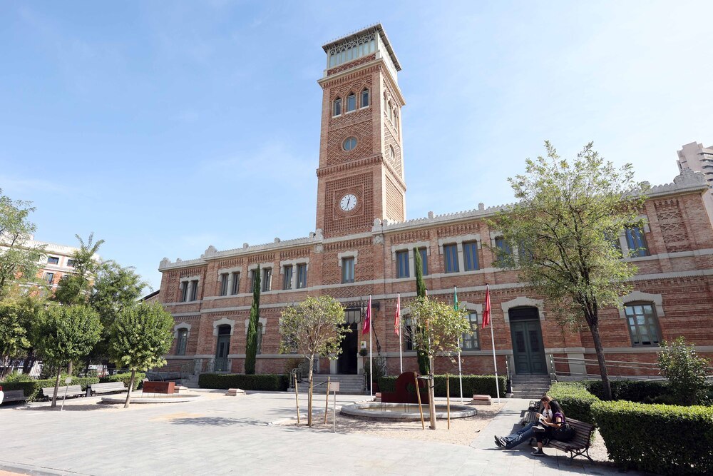 Conocidas como Escuelas Aguirre, se inauguró en 1886 y fue costeada por el conquense Lucas Aguirre y Juárez. En la torre hay un observatorio y hoy es sede de la Casa Árabe
