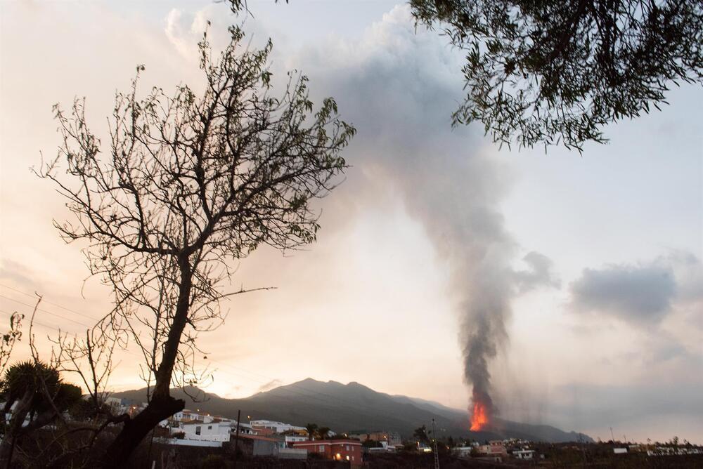 Imagen del volcán de La Palma tomada desde Los Llanos de Aridane.