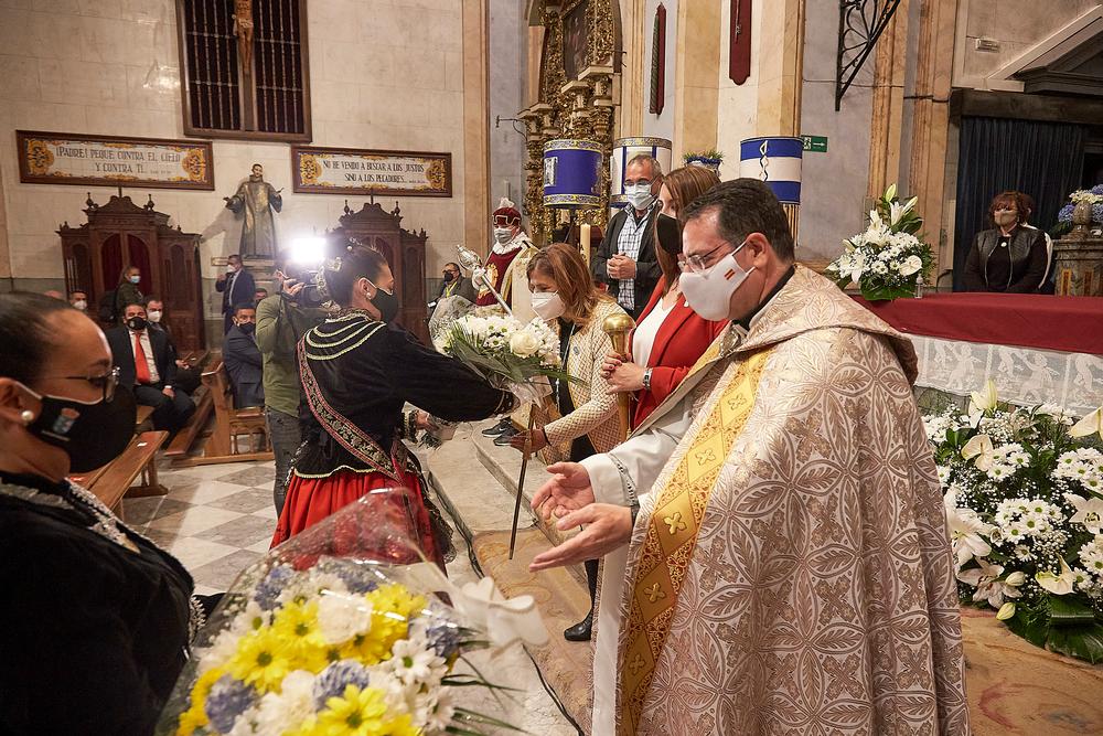 El rector mayor de la Basílica recibe las ofrendas a la Virgen del Prado.  / MANU REINO