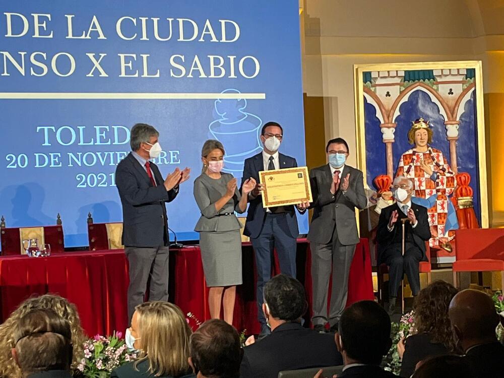 La alcaldesa de Toledo, Milagros Tolón, junto al vicerrector de internacionalización de la Universidad de C-LM, Raúl Martín Martín