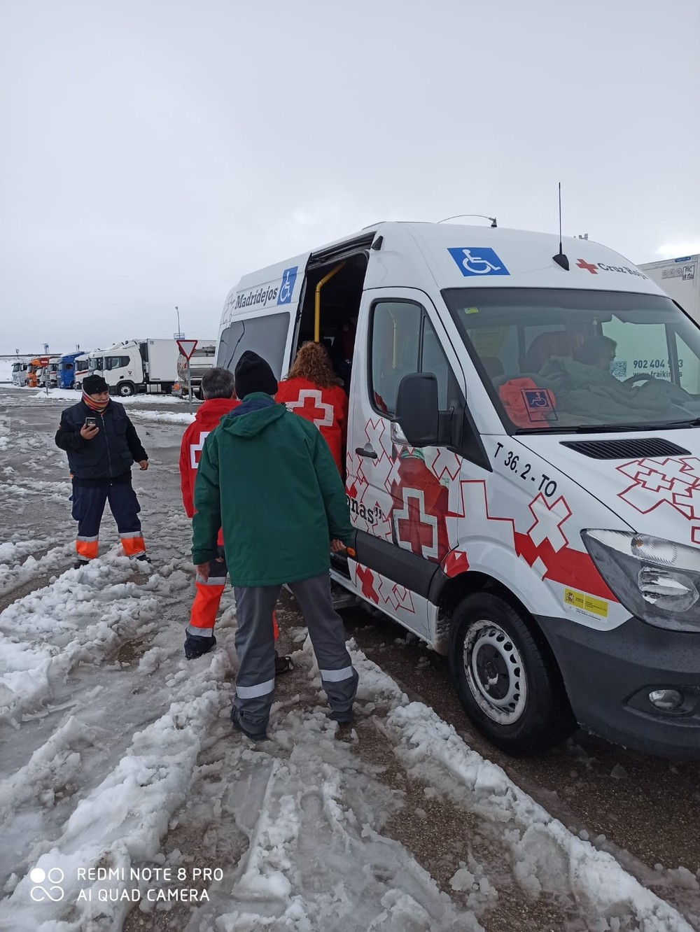 Cruz Roja acerca alimentos a 170 camioneros parados en la A4