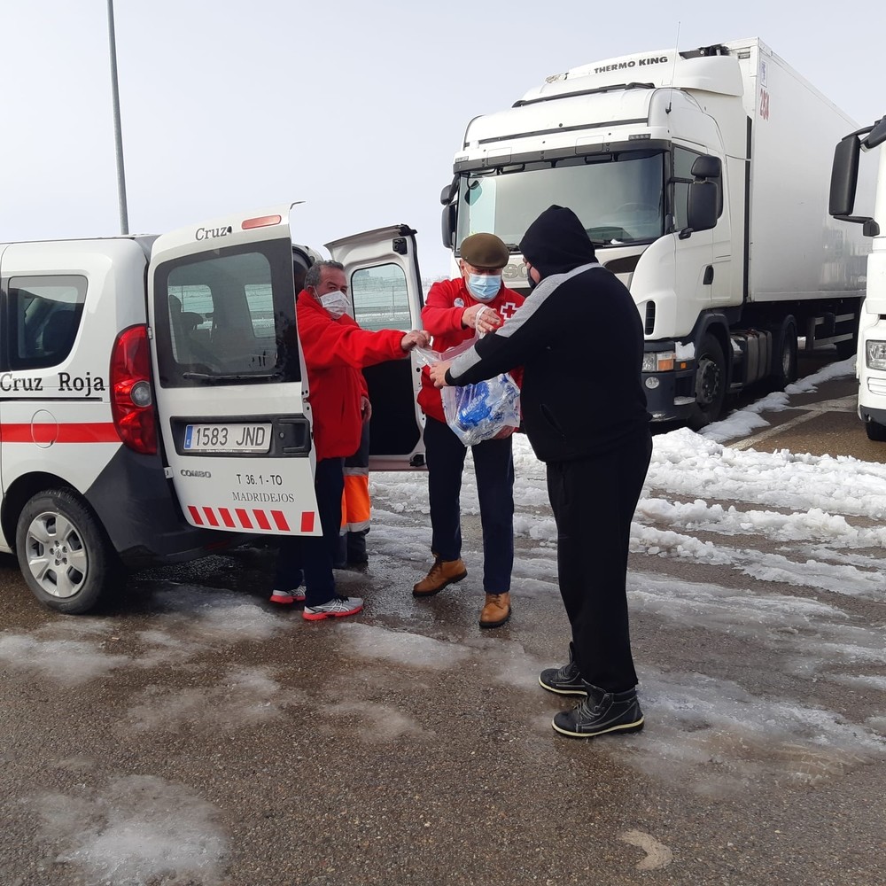 Cruz Roja acerca alimentos a 170 camioneros parados en la A4