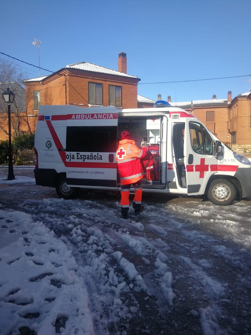 Cruz Roja acerca alimentos a 170 camioneros parados en la A4