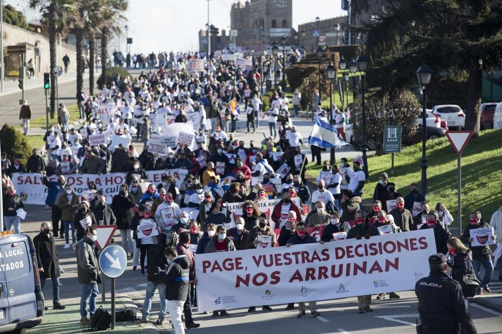 Centenares de hosteleros se han manifestado hoy por Toledo; es su tercera protesta en un semana por el cierre de sus locales y terrazas decretado por la Junta.