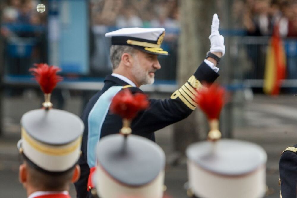 Archivo - El rey Felipe VI saluda a las tropas durante el desfile militar por el DÁ­a de la Fiesta Nacional, en Madrid (España) a 12 de octubre de 2019.