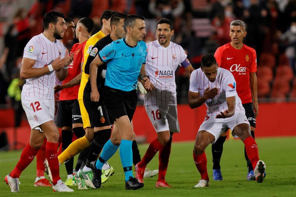 El Mallorca frena al Sevilla con polémica final