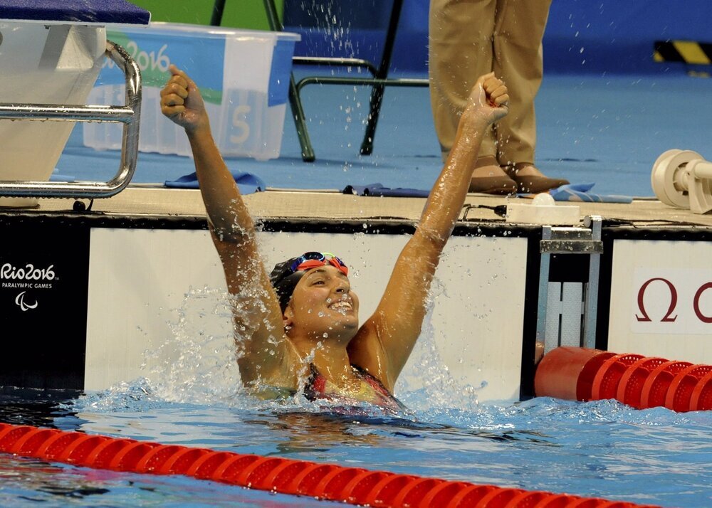 La nadadora española Michelle Alonso celebrando un oro en los 100 braza SB14