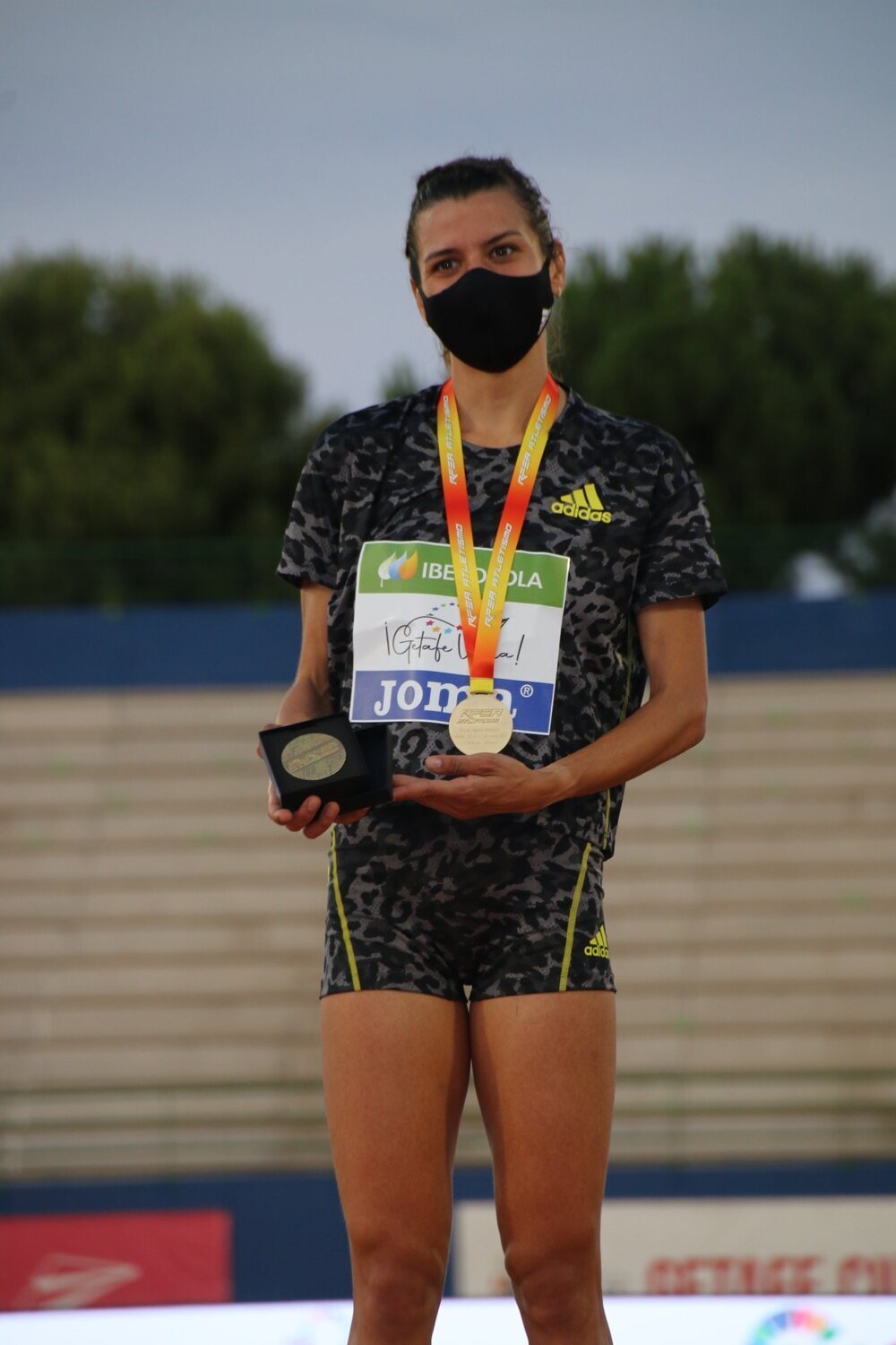 Irene Sánchez-Escribano con su nueva medalla al cuello.