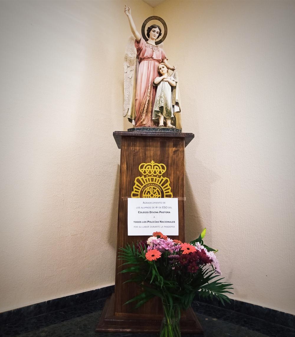 Los flores fueron depossitvas ante la imagen del Ángel Custodio presente en la Jefatura Superior de Policía de Toledo.