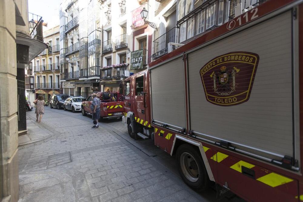 Los bomberos sanean un canalón de una casa vacía en Comercio