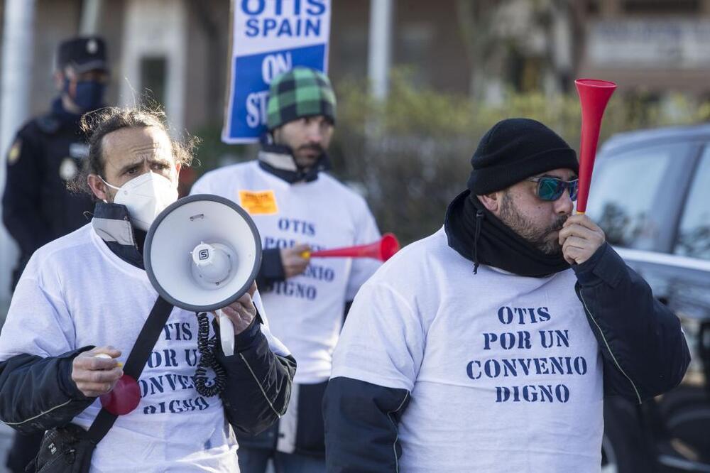 Los trabajadores de OTIS recrudecen la protesta