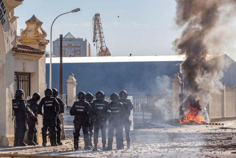 Fogatas y cortes de tráfico en primeras horas de huelga del metal en Cádiz  / ROMÁN RÍ­OS