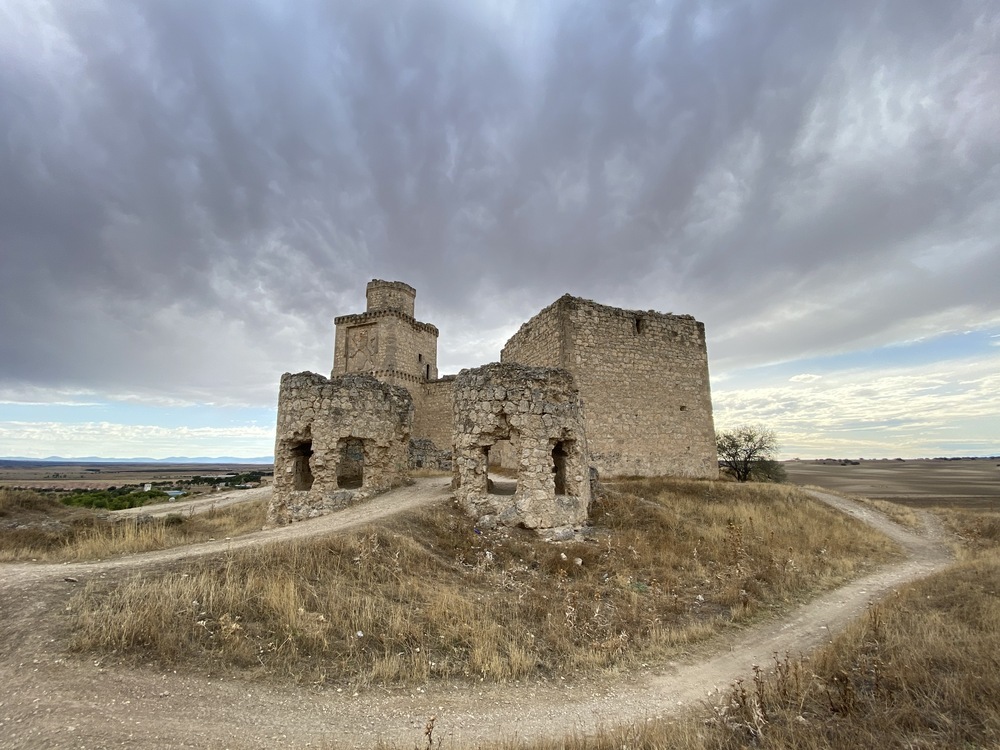 El castillo, situado en el cerro ‘El Caserío’ desde donde se puede contemplar una amplia zona que comprendía el antiguo camino desde Toledo a Ávila.