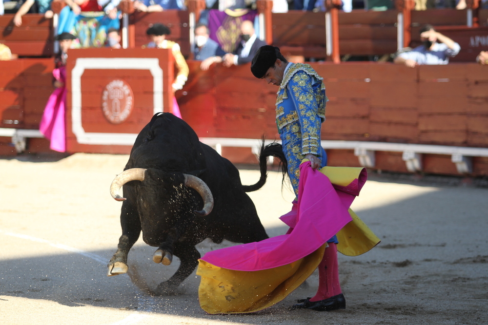 Eugenio de Mora recibió al toro por delantales.