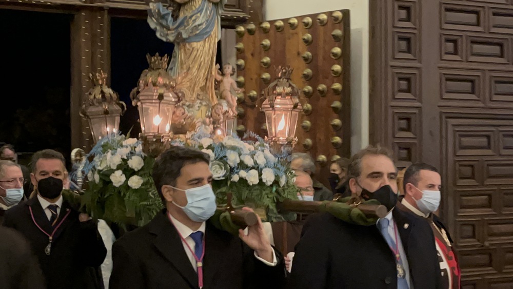 Pablo Corrales y Juan José Alcalde portaron en andas a la Virgen durante la procesión. 