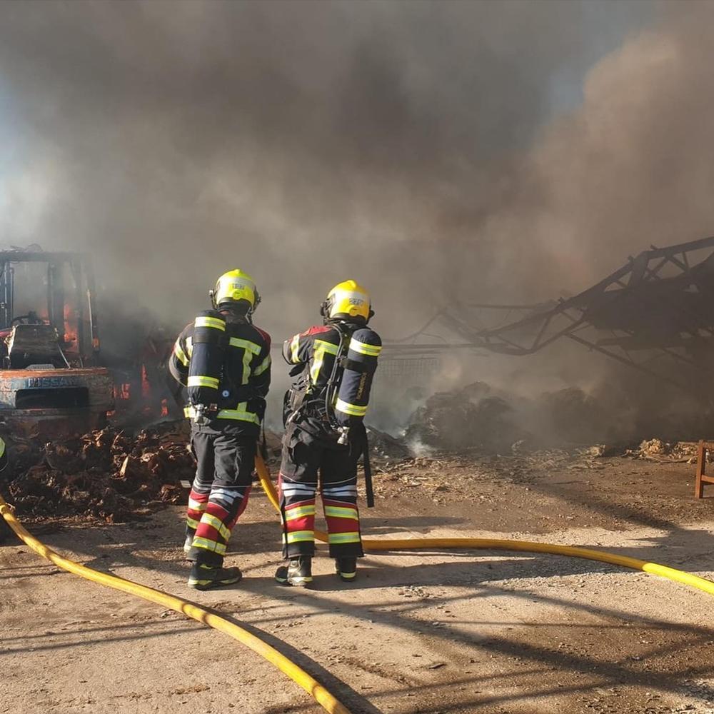 Extinguido el incendio en el almacén de Remar en Orgaz