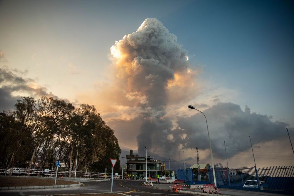El volcán de Cumbre Vieja emite una gran columna de ceniza, al amanecer, a 24 de septiembre de 2021, en El Paso, La Palma